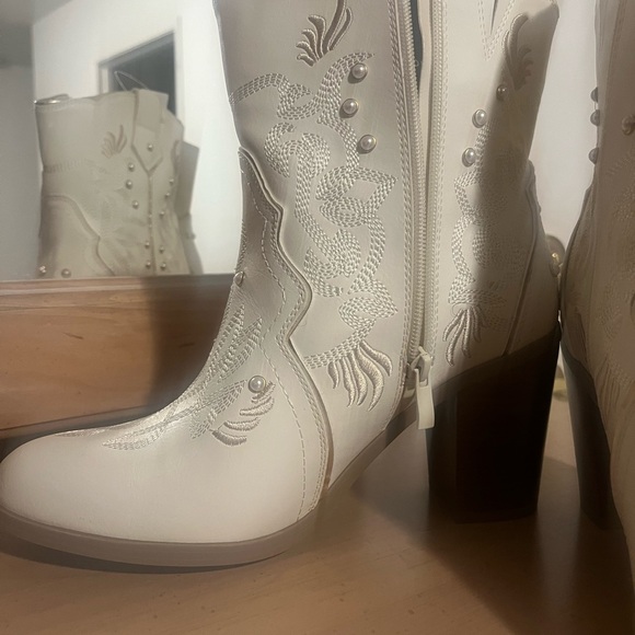 White Cream Pearl Western Booties with Pearl Gold Accents Size 10 WW - Picture 3 of 16